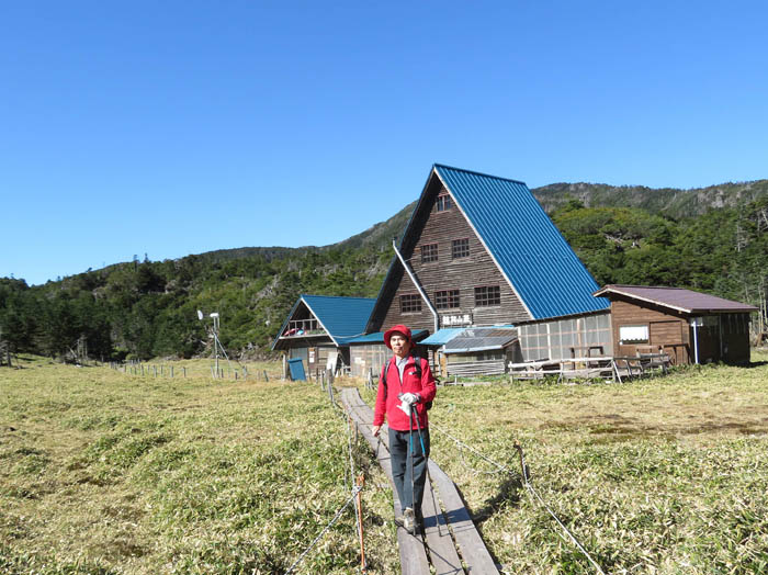 photo8縞枯山荘の前で