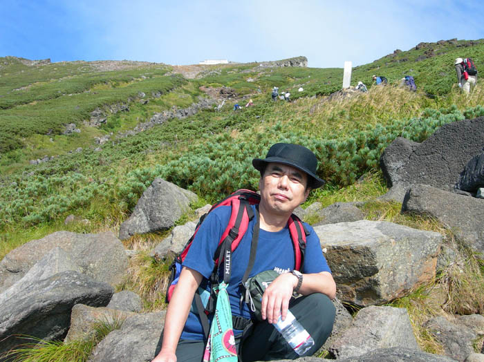 photo10ハイマツ帯の中を登っていく登山者