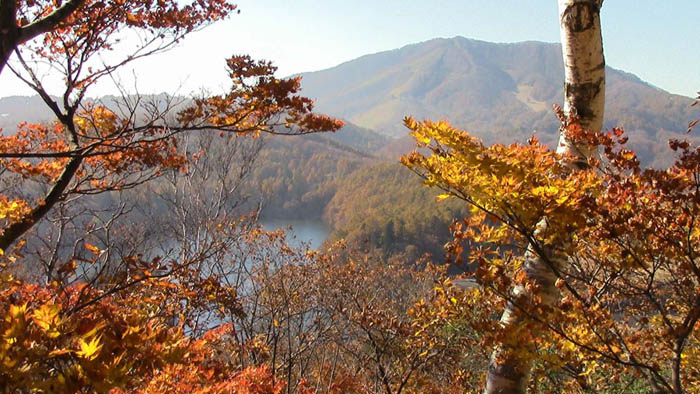 写真・斑尾山と望見池