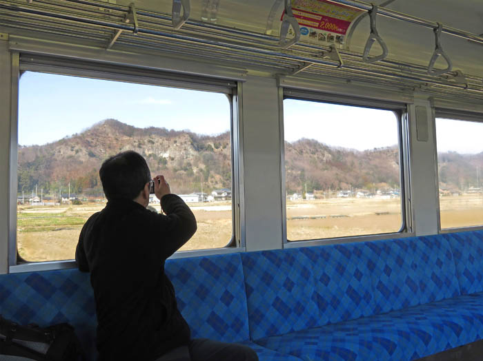 photo15車窓から歩いた山を見る