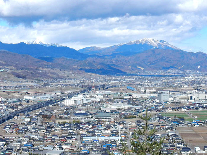 photo15飯縄山（右奥）と北陸新幹線