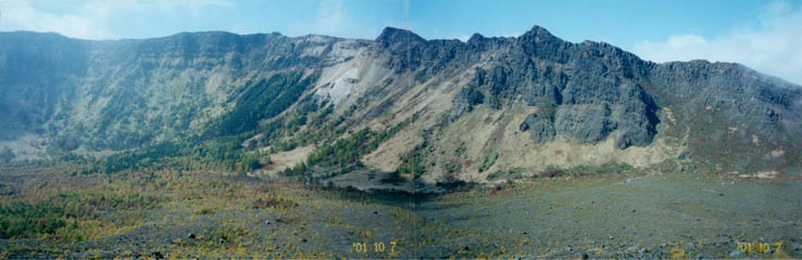 photo：湯の平越しに黒斑山、蛇骨岳方面