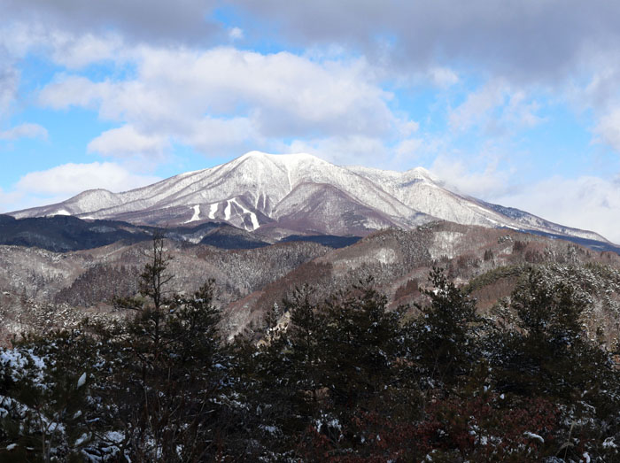 photo：目の前に飯縄山：地附山山頂から