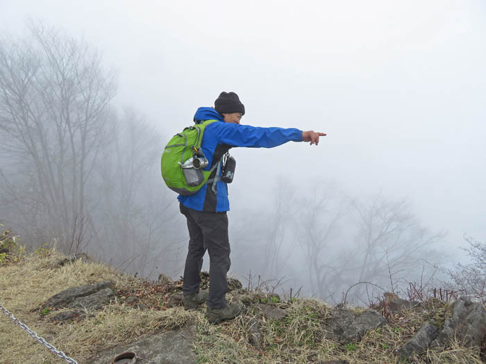 photo14足元が切れ落ちている山頂