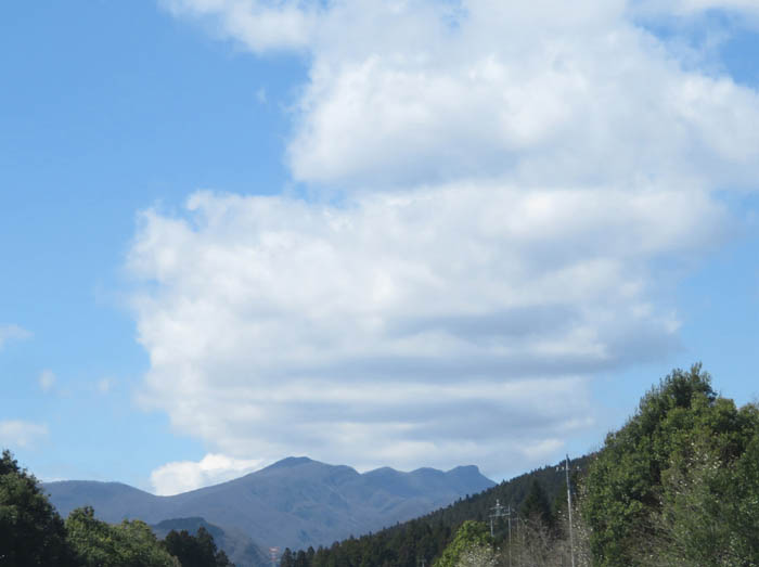 photo鼻曲山の上に重なる雲