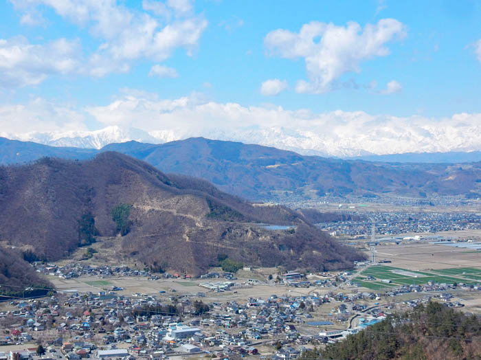 photo有明山（中央）と森の町