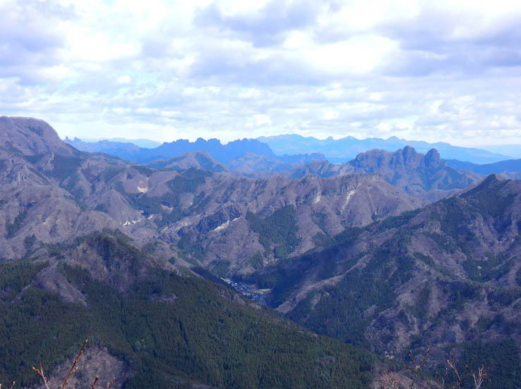 photo11山頂から妙義山を見る