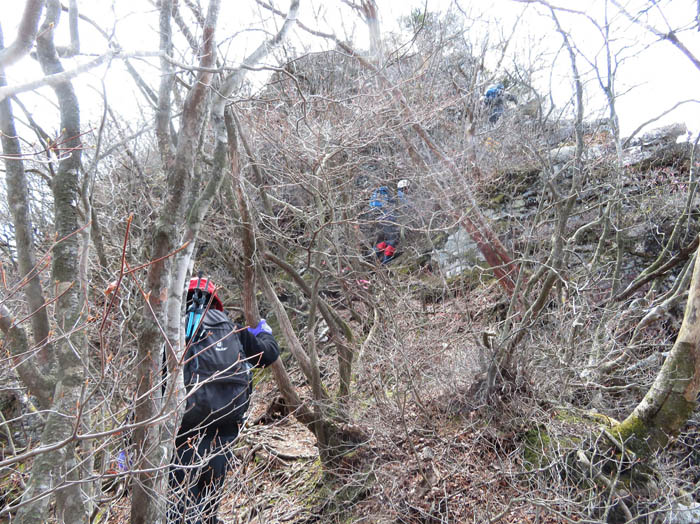 photo14岩稜、先方は前橋からの夫婦