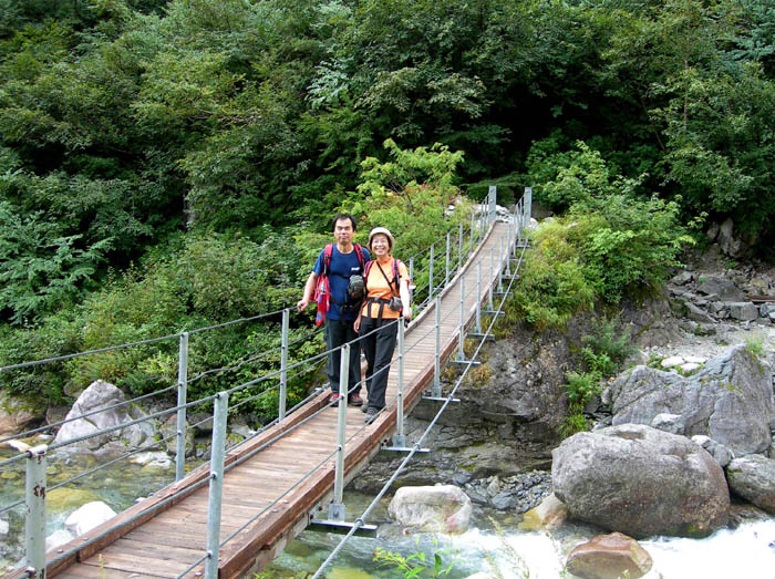 photo16本谷橋を渡る/涸沢