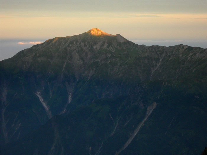 photo39笠ヶ岳に朝日/穂高岳山荘