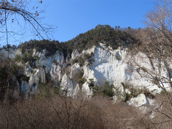 白土の崖