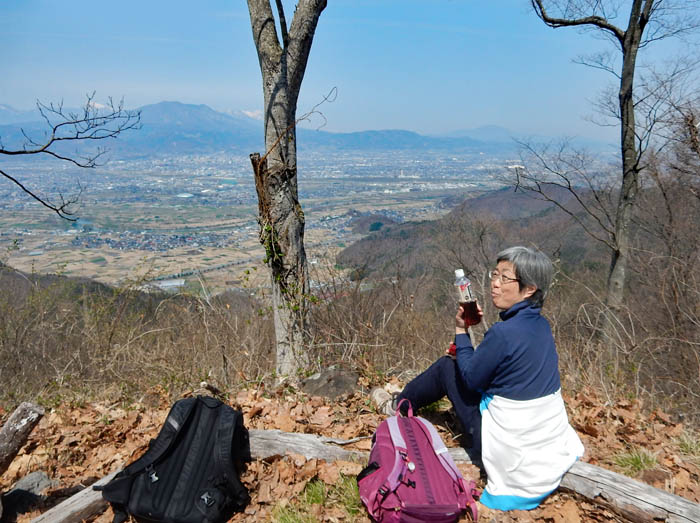 写真・見晴らしを楽しみながら：尼厳山
