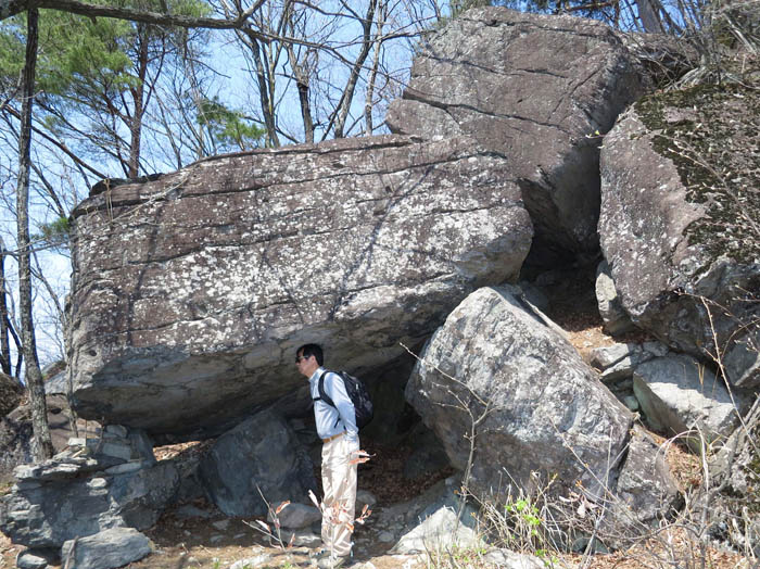 写真・巨岩を頭で支える？：尼厳山