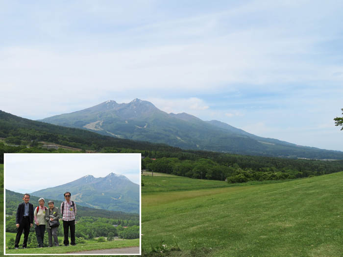 妙高山の前で