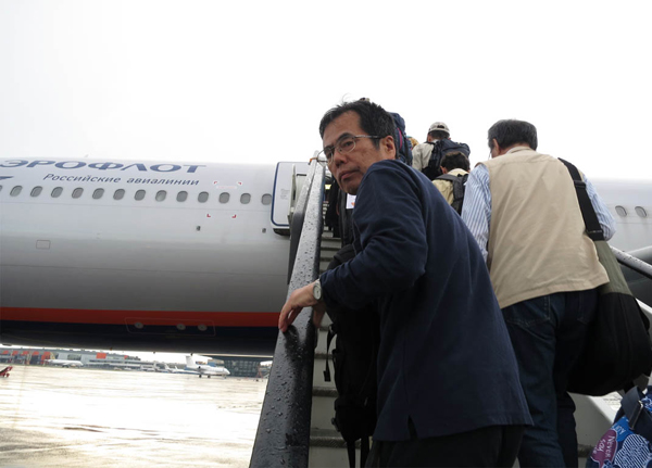 写真101・モスクワ空港タラップ搭乗