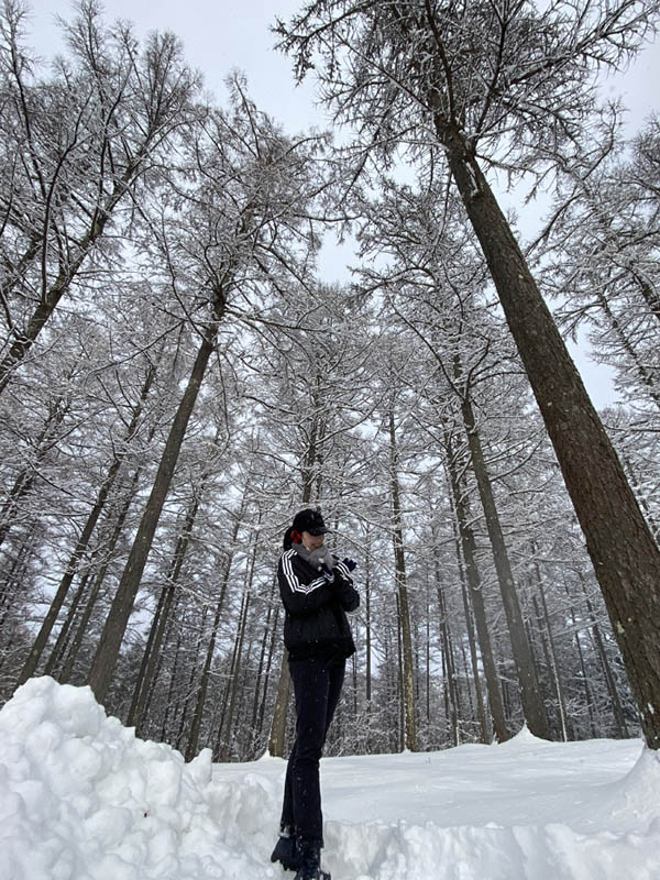雪の森でポーズ：飯綱東高原