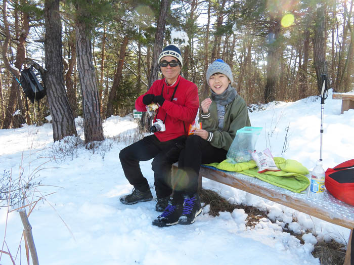 photo：山頂でおやつを食べる：地附山