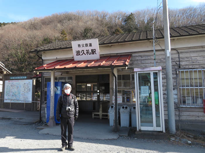 photo：波久礼駅駅舎の前で