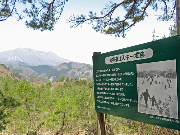 photo 地附山スキー場跡（後方 飯縄山）