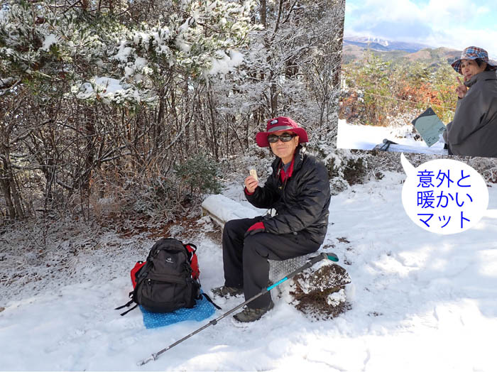 photo10雪の山頂でお煎餅：地附山 
