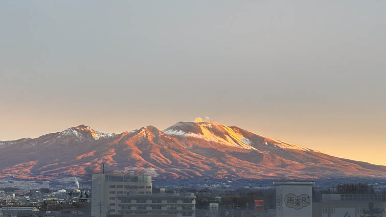 朝日に照らされて輝く浅間山