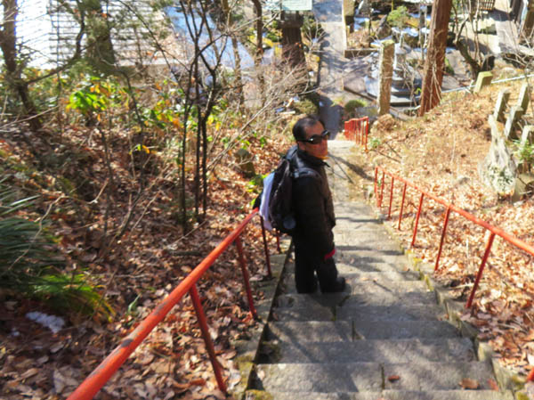 photo16往生寺の急階段上から見ると怖い