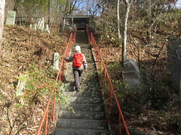 photo2往生寺の急な階段を登って出発 