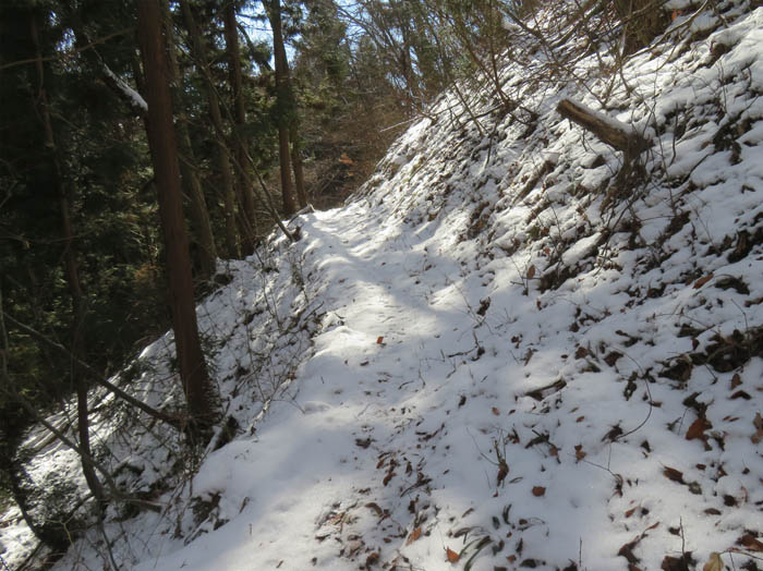 photo10崩れている歌が丘から物見岩下への道：地附山 