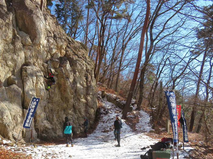 photo11物見岩で岩登りの訓練をする人たち：地附山 