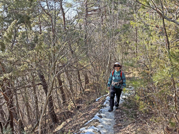 photo3残った雪が凍っている：地附山 