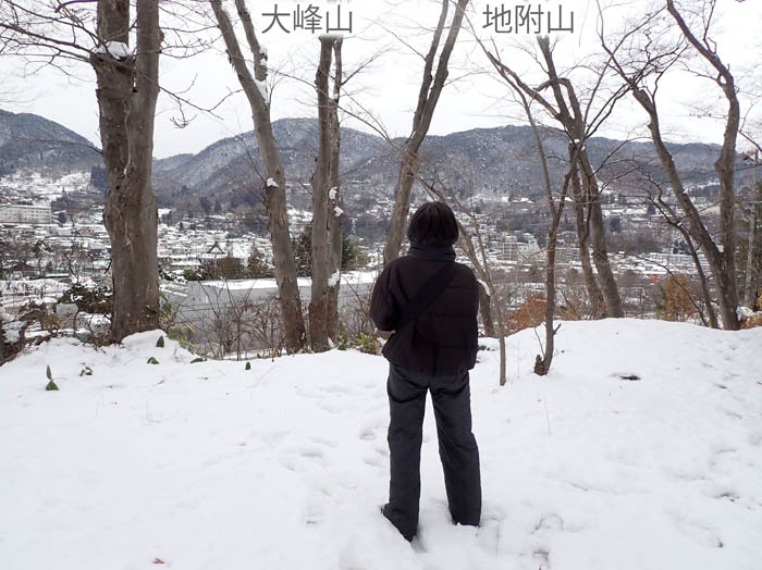 photo13城山山頂から大峰山、地附山を見る 