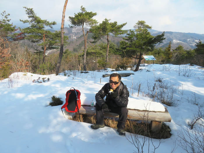 photo1日差しが暖かい山頂で：地附山 