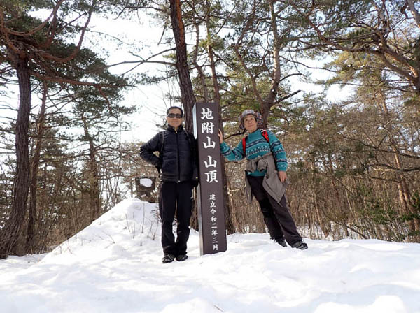 photo9まだ雪が多い山頂：地附山 