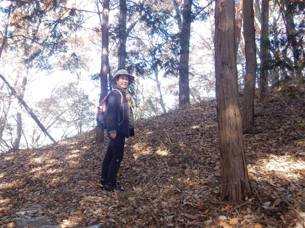 photo　灌木の間を登る（有旅茶臼山）