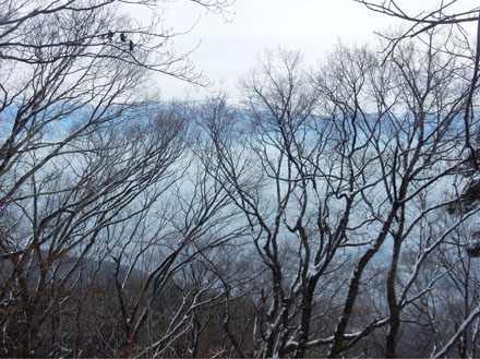 photo　２月　霞む市街地の向こうに菅平
