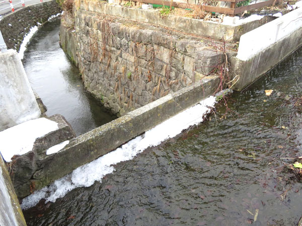 photo　水路の立体交差　鐘鋳堰