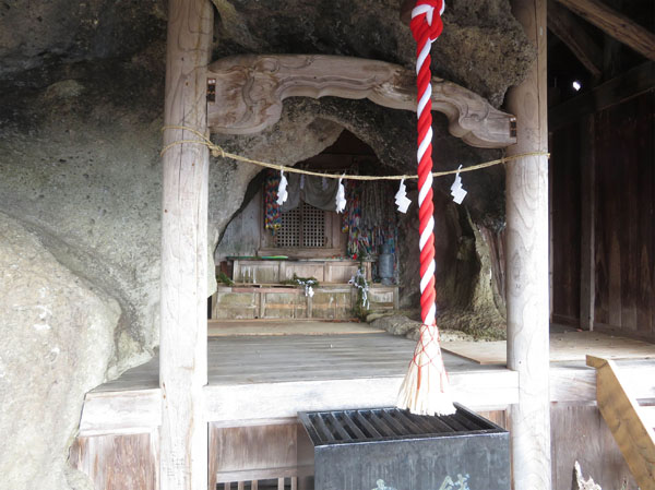 photo 岩を削ったお堂