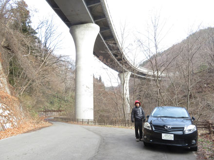 photo ループ橋の下に車を停める