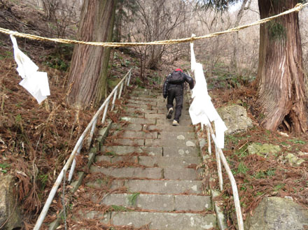 photo 急な狭い階段を登る