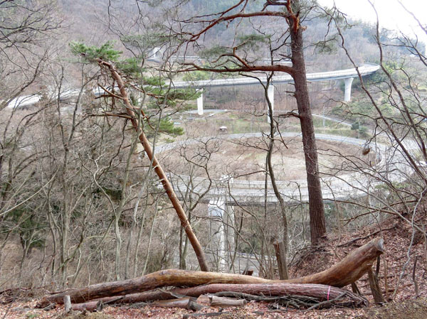 photo 登山道からループ橋を見下ろす