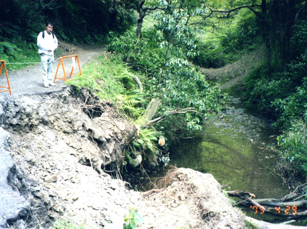photo 崩れている森戸川畔