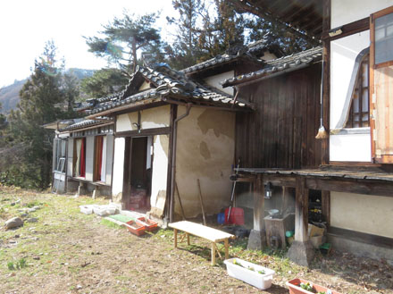 photo 庫裡もよみがえりつつある寺
