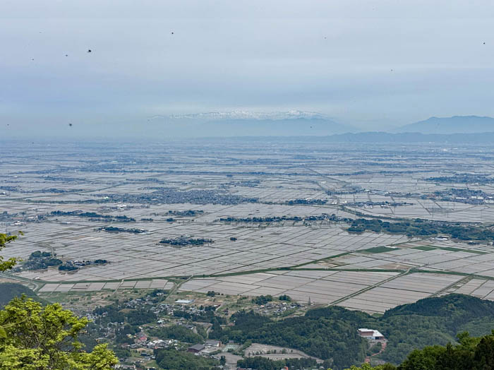 photo1広い水田の向こうに飯豊山