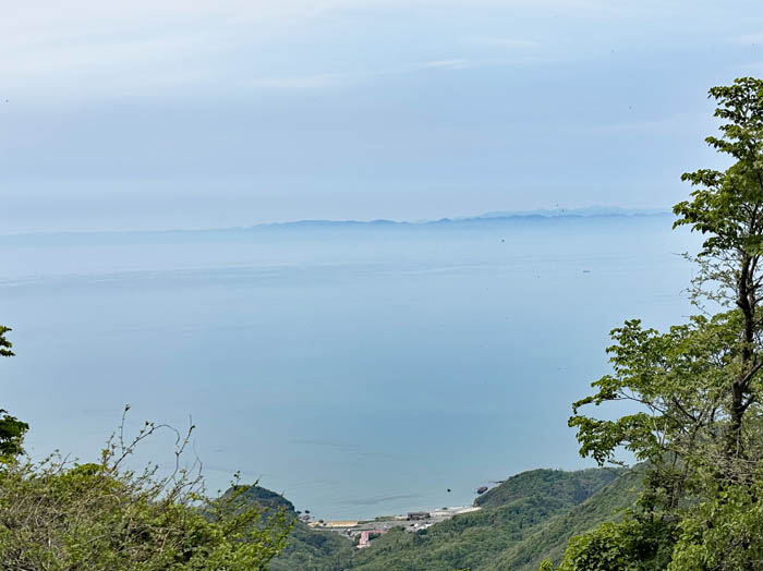photo17九合目から遠くに佐渡島