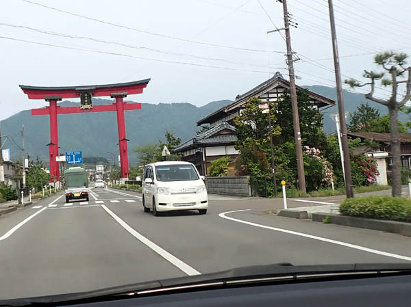 photo2大鳥居をくぐる道