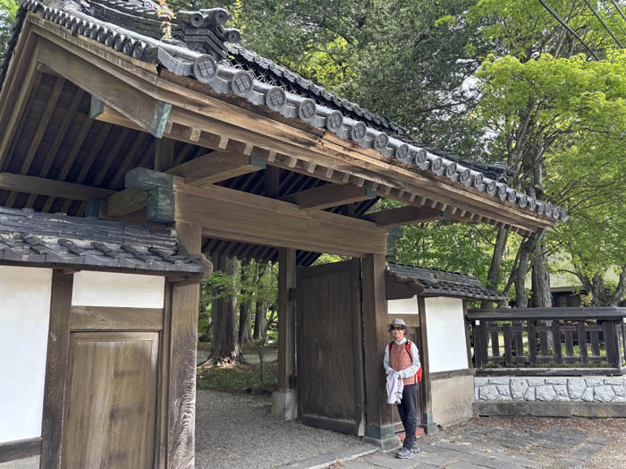 photo3立派な門を潜って