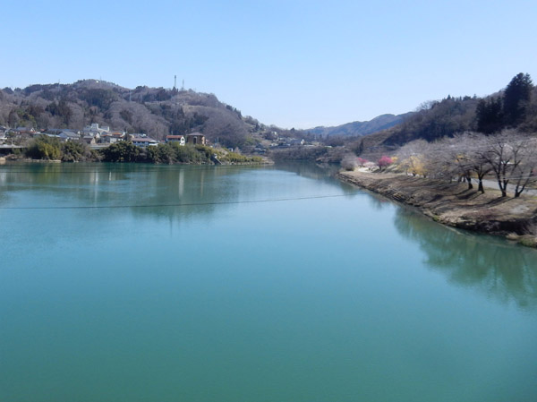 photo 犀川の岸辺にろうかく梅園（右奥）