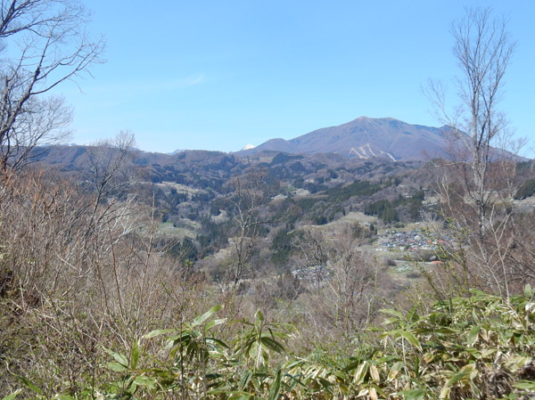 photo・飯縄山　左肩に真っ白い高妻山
