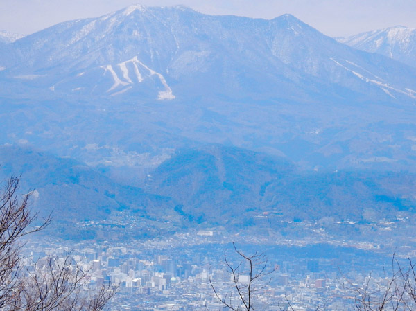 photo・飯縄山の手前には我が裏山３山が