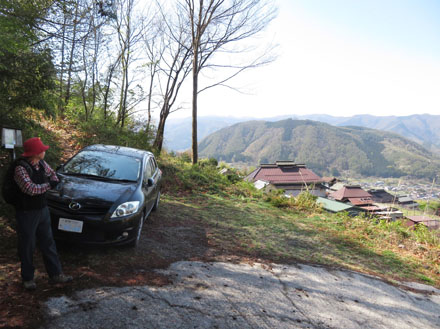 photo 岩沢登山口、後方皆神山